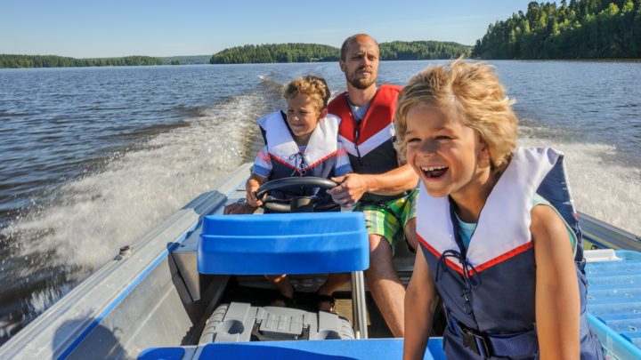 Oikea l&auml;mm&ouml;nsiirtoneste veneen moottoriin